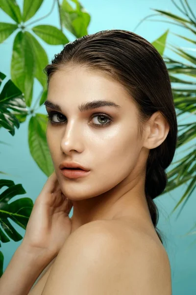 Mujer selva tropical con hombros desnudos maquillaje brillante piel limpia — Foto de Stock