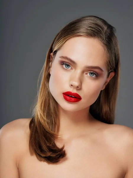 Vrouw met naakte schouders heldere rode lippen make-up schone huid — Stockfoto