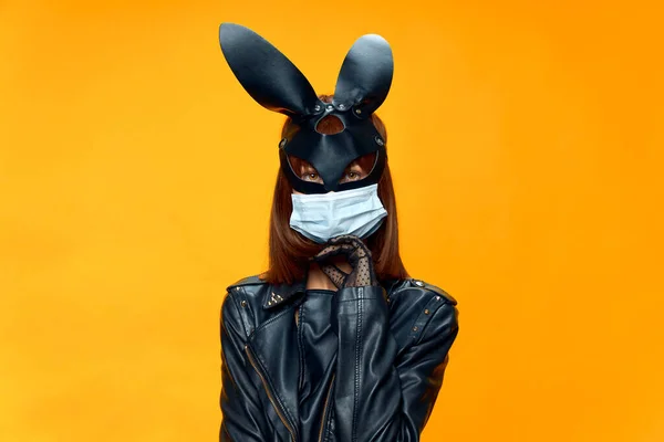 Máscara de conejo femenina posando sexualmente en una máscara médica de coronavirus — Foto de Stock