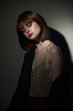 Model akşam giysisi fotoğraf stüdyosu saç kesimi manzarası