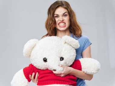 Kadındaki oyuncak kutup ayısı hediye kucaklaması yapan duygusal bir kadın. 