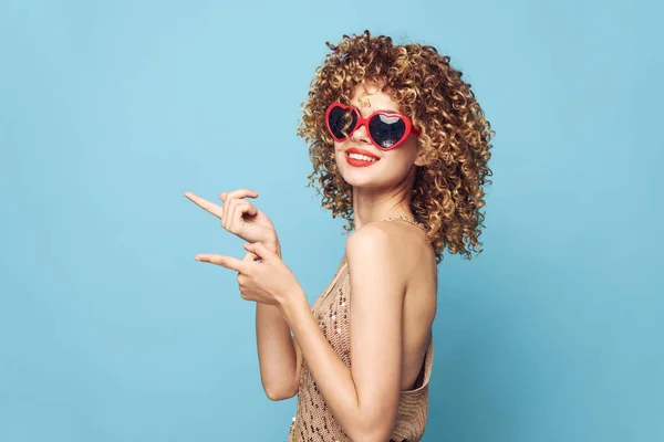 Energetische Blondine Party abgeschnitten Blick, Mode Sonnenbrille — Stockfoto