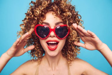 Dürtüsel sarışın dans eden, kırpık manzaralı, kırmızı kalpli 