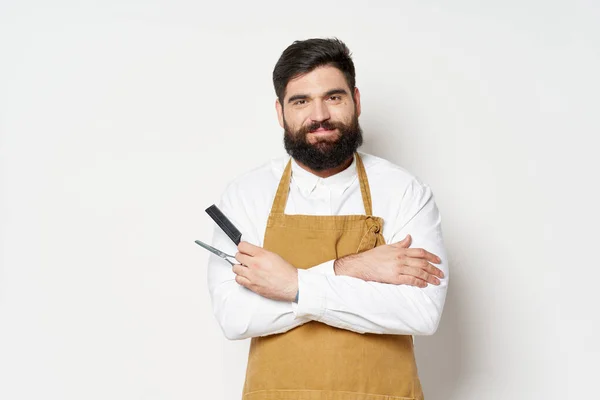 Barbearia Professional tesoura de penteado elegante e pente nas mãos de um homem — Fotografia de Stock