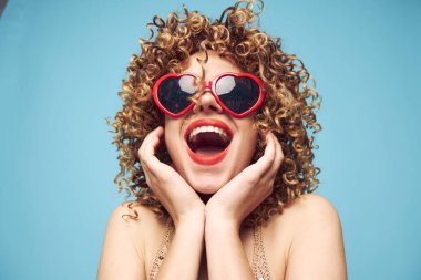 Neşeli kız diskosu mavi arka planda, kırmızı kalp 