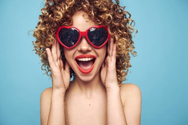 İzole edilmiş mavi bir arka planda duyguların romantik kadın ifadesi.