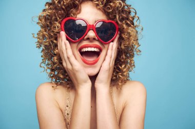 Ayrı bir mavi arka planda çekici bir sarışın partisi.