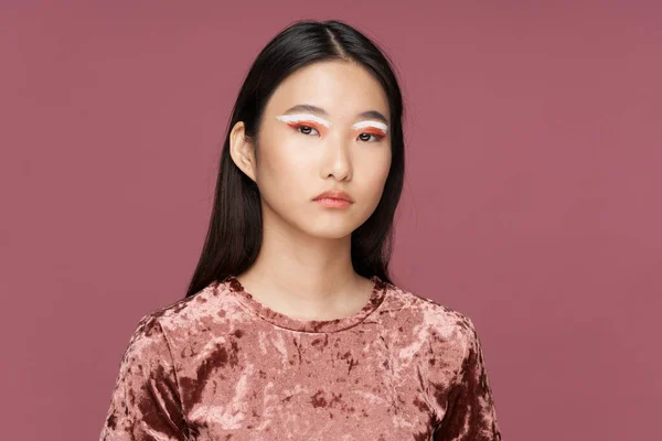 明妆艳抹的亚洲女人生活奢侈的粉色孤立的背景 — 图库照片