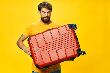 Kırmızı bavul ağır bagaj tatil yaşam tarzı yolcu 