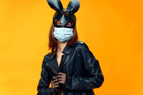 女性ウサギマスクポルノの医療マスクで性的 — ストック写真