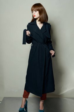 Tarz sahibi kadın pelerini izole edilmiş arka plan saç stili ve güzel yüz.