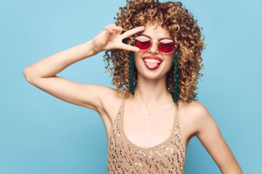 İzole bir arka planda duyguların çekici kızı, kırmızı güneş gözlüğü. 