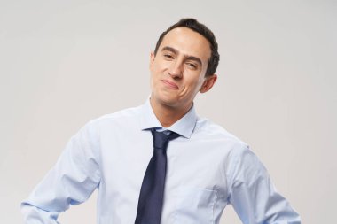 Klasik takım elbiseli profesyonel bir işçi. 