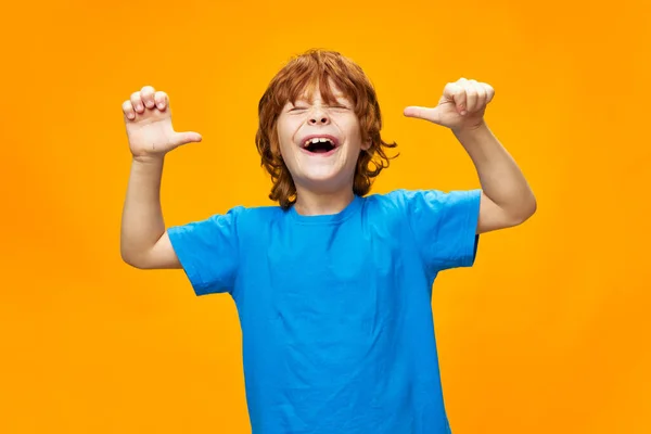 Rojo pelo azul camiseta amarillo fondo feliz niño —  Fotos de Stock