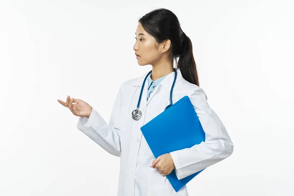 Жінка-лікар в медичній сукні документи медичної лабораторії стетоскоп — стокове фото