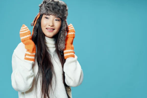 Vrouw in de winter kleding aziatische uiterlijk koele handschoenen winter hoed levensstijl — Stockfoto