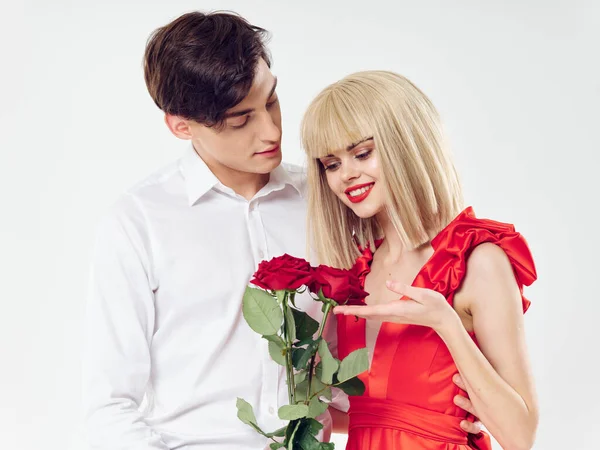 Unga par i kärlek kram blommor kommunikation man gör förslag — Stockfoto