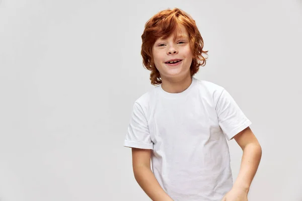 陽気な赤髪の男の子白いTシャツの笑顔のクローズアップ — ストック写真