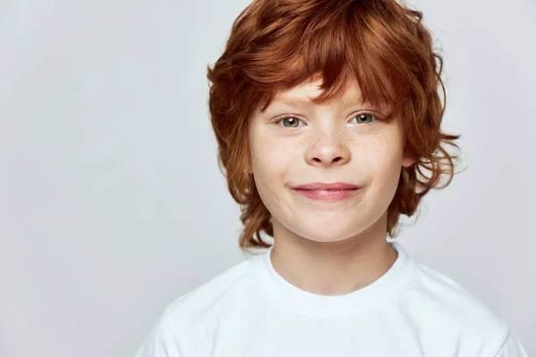 Χαρούμενη κοκκινομάλλα αγόρι χαμόγελο πρόσωπο closeup φακίδες στο πρόσωπο λευκό t-shirt — Φωτογραφία Αρχείου
