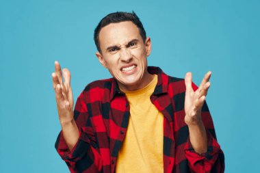 Adam elleriyle hareket ederken yüzünü burktu. 