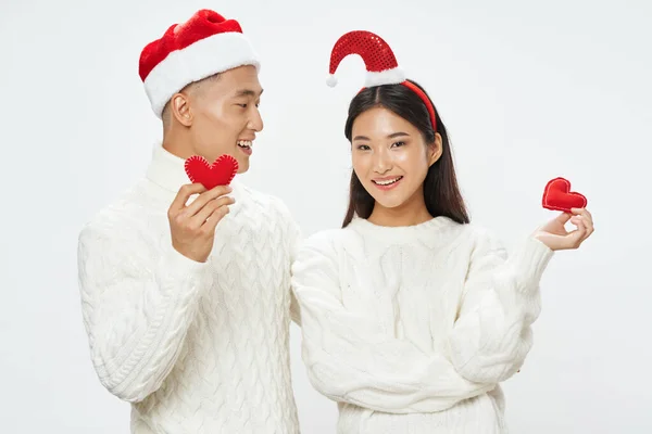 Різдвяний чоловік і жінка закохані в шапки — стокове фото
