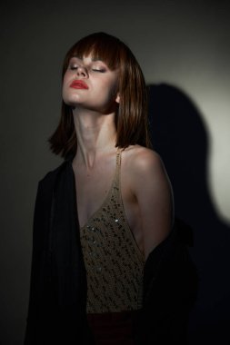 Saç stili seksi insan kıyafetleri koyu izole edilmiş arka plan görüntüsü