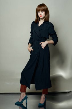 Güzel model zarif arka plan aksesuarları ve güzel yüz.