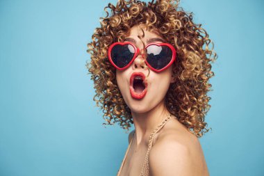 Düşüncesizce hareket eden bir kadın partisi. Manzaralı, kırmızı kalpli. 