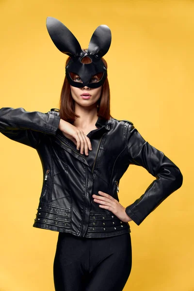 Mujer sexy en máscara de conejo y traje negro, tentación — Foto de Stock
