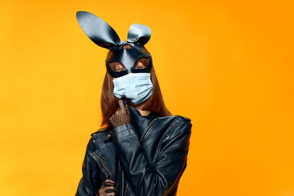 Женская кроличья маска, позирующая сексуально в медицинской маске от коронавируса — стоковое фото