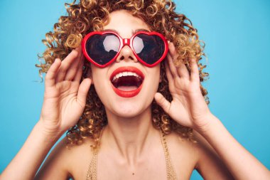 Mavi arka planda romantik bir kadın partisi, kırmızı kalp 