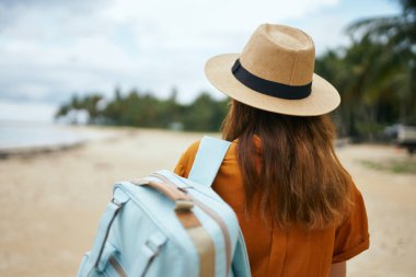 Sırt çantalı bir turist kadın.