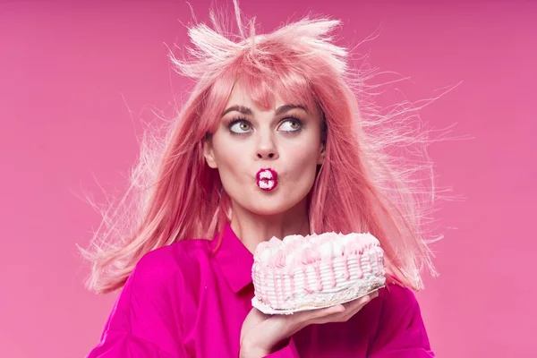 생일 핑크 케이크아름다운 여성밝은 화장 — 스톡 사진