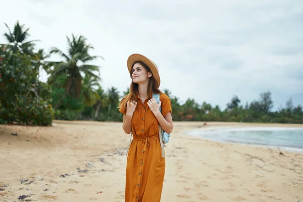 Turismo de viajes mujer con mochila — Foto de Stock