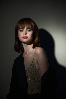 Ön manzara çekici kadın ceketi. Göz kamaştırıcı görünüş.