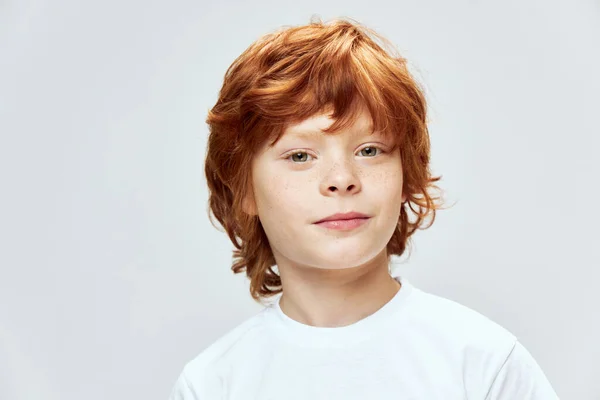 Schattig roodharig kind gezicht close-up sproeten op het gezicht wit t-shirt — Stockfoto