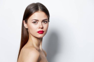 Çekici bir kadın Omuzlar ileri Çekici kırmızı dudaklar 