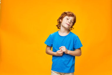 Mavi tişörtlü kızıl saçlı kız ilgileniyor gibi. 