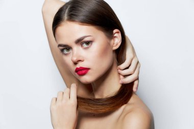 Çekici bir kadın. Çıplak omuzlar. Çekici. 