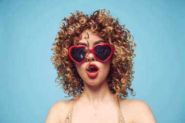 Dürtüsel sarışın partisi mavi arka planda, kalp 