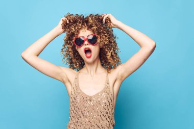 Dürtüsel kadın mavi arka planda dans ediyor, kırmızı kalp 