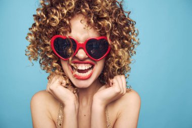 Mavi arka planda mutlu el hareketleri, kırmızı güneş gözlükleri. 