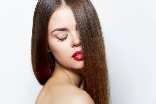 Attraktive Frau nackte Schultern lange Frisur im Gesicht rote Lippen — Stockfoto