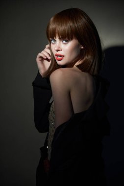  Pullu kadın tişörtü. Göz alıcı bir disko.