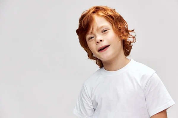 Söt rödhårig pojke vit t-shirt beskärs närbild leende barndom — Stockfoto