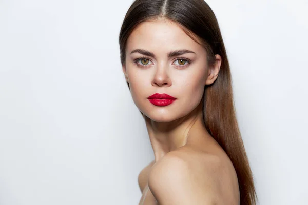 Aantrekkelijke vrouw Bare Shoulders Red Lips Studio Model heldere huid — Stockfoto