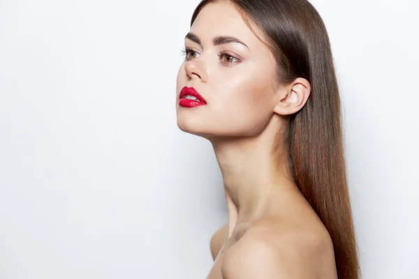 Atrakcyjna kobieta gołe ramiona patrząc w kierunku przejrzystej skóry czerwone usta — Zdjęcie stockowe