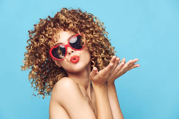 Okouzlující model tanec na izolovaném pozadí, módní sluneční brýle — Stock fotografie