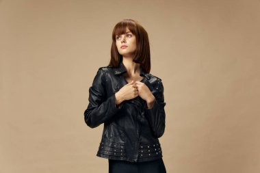 Bej arka plan pozu veren modacı kadın modeli. Güzel cilt ve saçlar