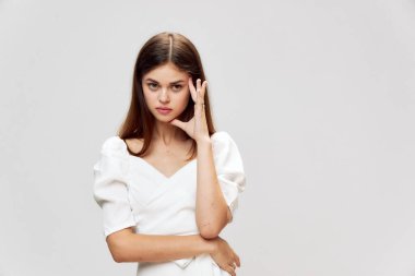 Duygusal bir kadın yüz yüze el ele tutuşuyor. 